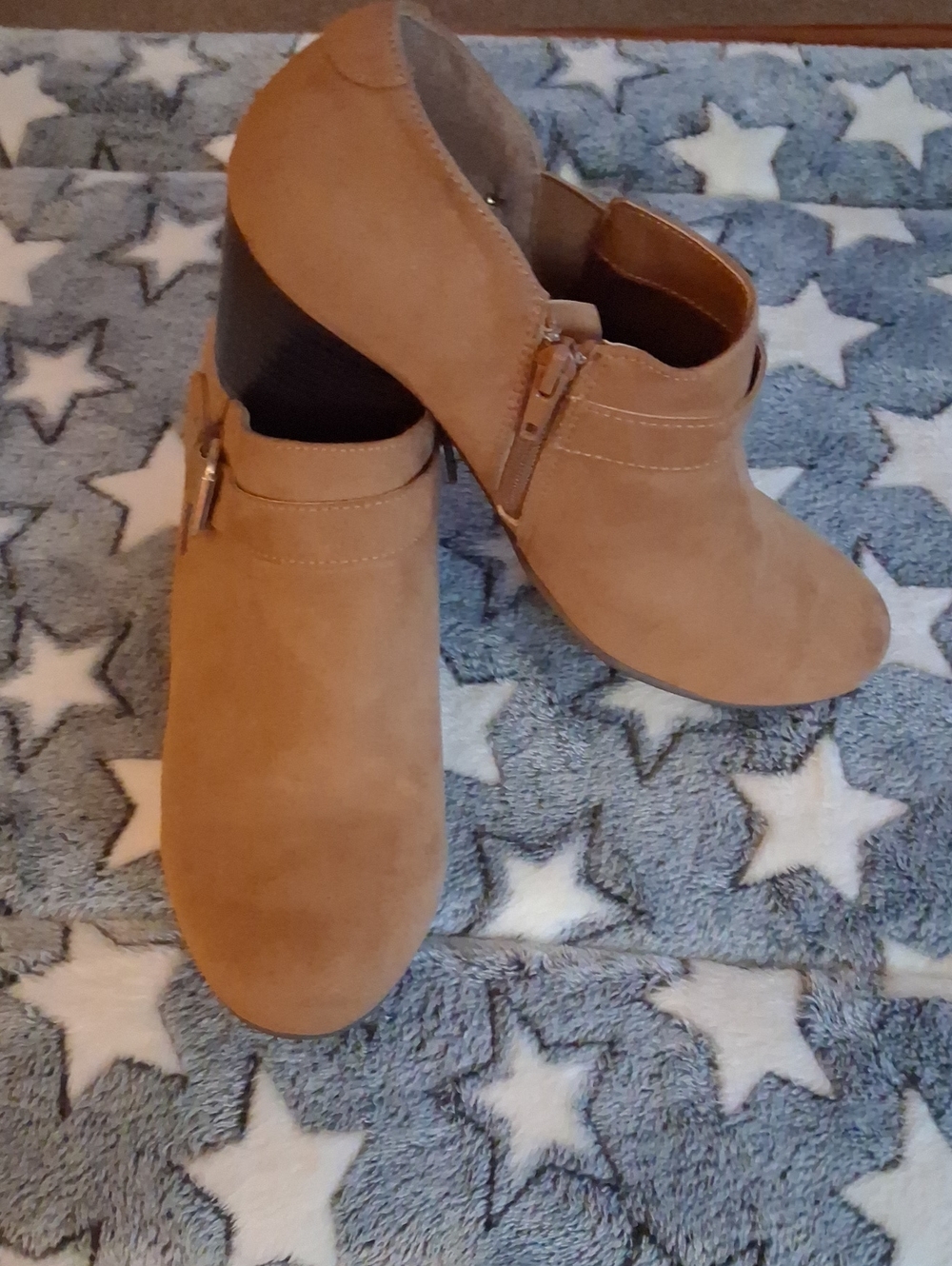 American Eagle Outfitters Tan Suede Ankle Booties with Side Zip Size 10
